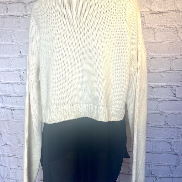 Venus sweater cropped sweater side slits in under layer pre-loved - Picture 4 of 5